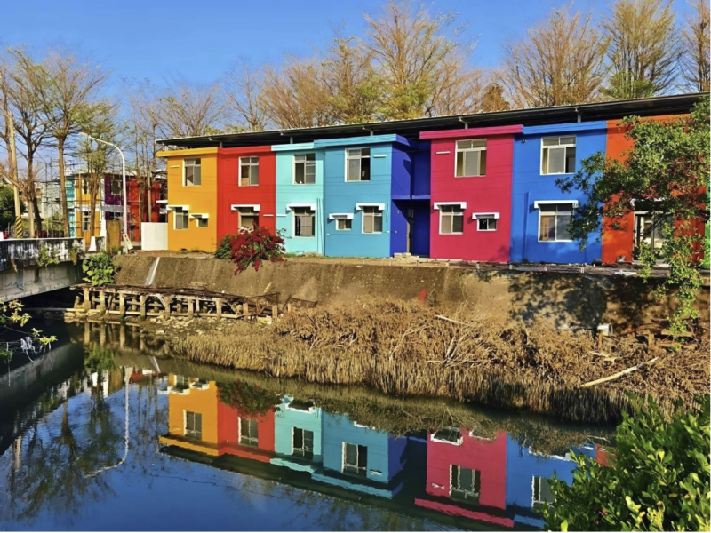 保留原臺鐵宿舍建築結構，並以「彩虹」為主題注入繽紛色彩