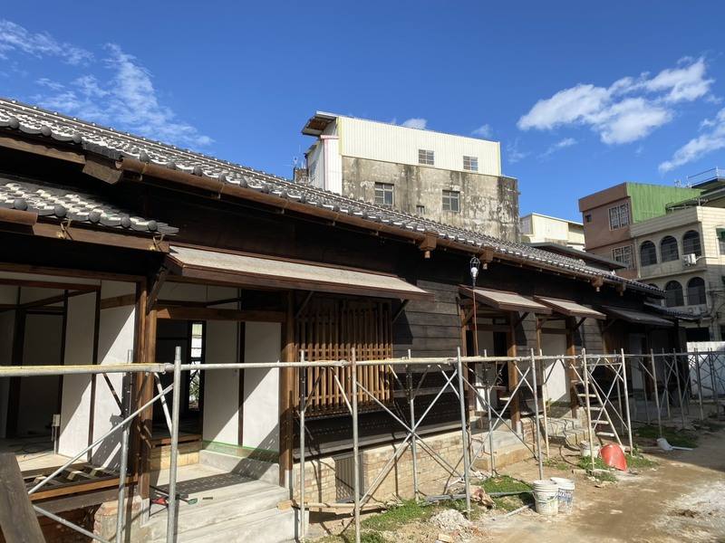 新竹縣定古蹟關西分駐所保存日治時期完整警察聚落樣貌，縣府修復時發現辦公廳舍牆體採用混凝土空心磚，研判與當時技師栗山俊一推廣隔熱建材有關，突顯其建築技術價值。（新竹縣文化局提供）