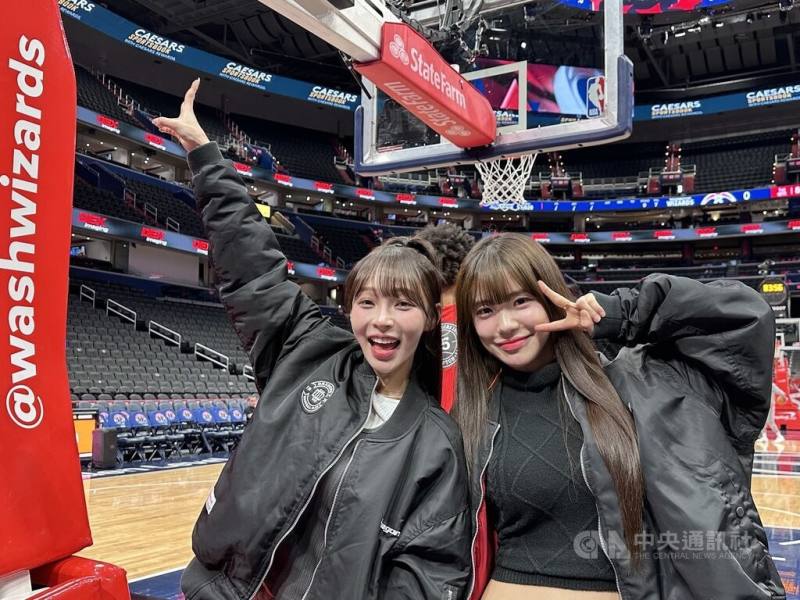 美國職籃NBA巫師隊「台灣之夜」20日晚上在華府登場，中職味全龍隊啦啦隊女神林襄（左）及韓籍隊員李多慧也現身看球並與僑胞同歡