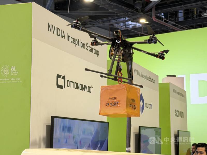 人工智慧影響力峰會在印度進行，活動展示各種人工智慧（AI）的應用。圖為無人機送貨系統