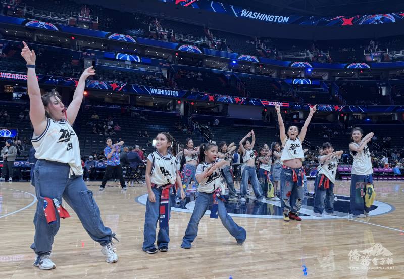 開場由華府在地臺美人組成之舞蹈團Formosa Vibe演出