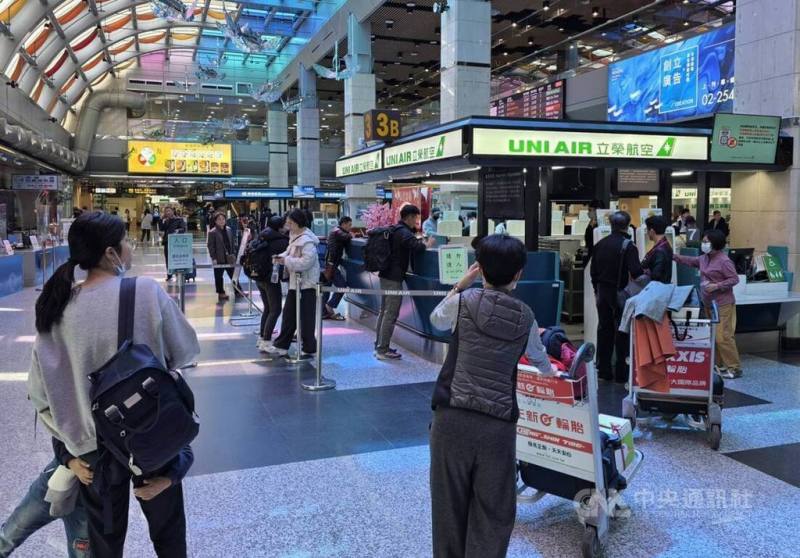 春節連假近尾聲，大部分返鄉過年民眾提前在21日返台，澎湖機場出現人潮