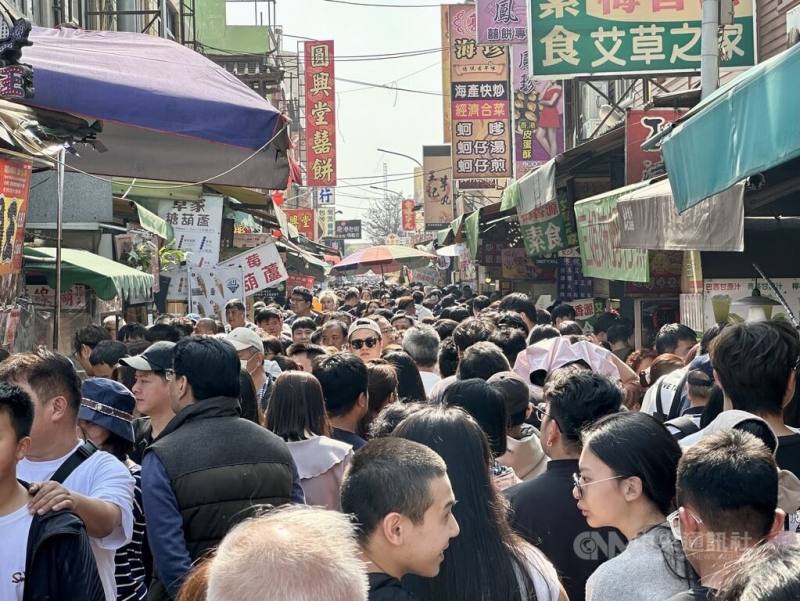 彰化縣鹿港老街春節期間湧入大批走春人潮，20日街道擠得幾乎水洩不通