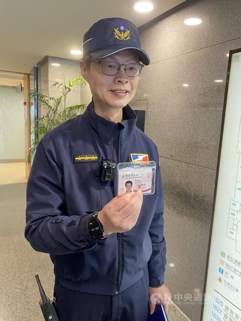 罕見姓氏常常成為茶餘飯後破冰的話題，新北市府駐衛警奚鶴年（圖）說，爺爺來自中國上海，在台灣遇到同姓鄉親不多