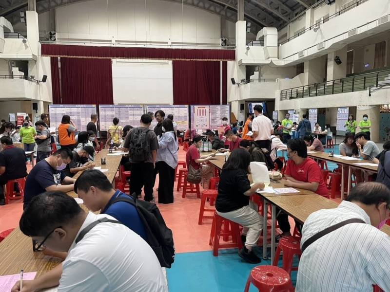 高雄市勞工局預計於3月21日上午在福誠高級中學舉辦開春首場大型徵才活動，將邀請40家企業，提供逾千個工作機會，希望民眾都能求職順利。（高雄市勞工局提供）