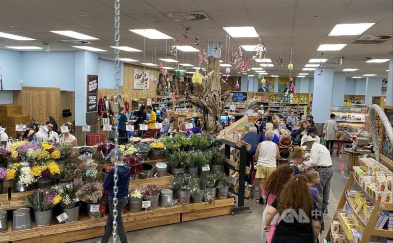 圖為美國超市消費者排隊等待結帳。（中央社檔案照片）