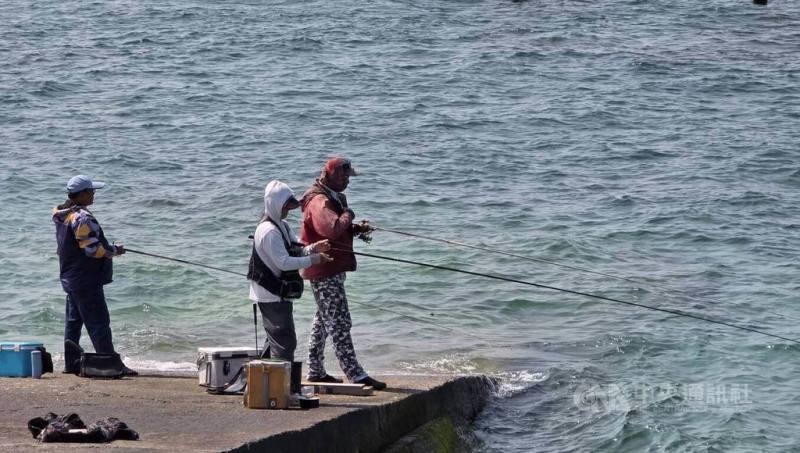 春節連假進入尾聲，21日澎湖海域風平浪靜，碼頭港區護岸、海堤等都可見釣客