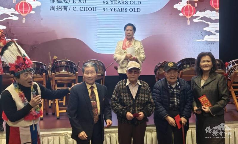 亞特蘭大重陽會新任會長李瑞琳(右)致贈耆老紅包祝福康健