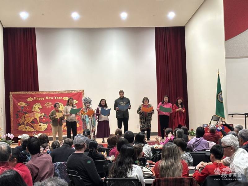 TCML薪傳學生老師與友人表演〈恭喜恭喜〉