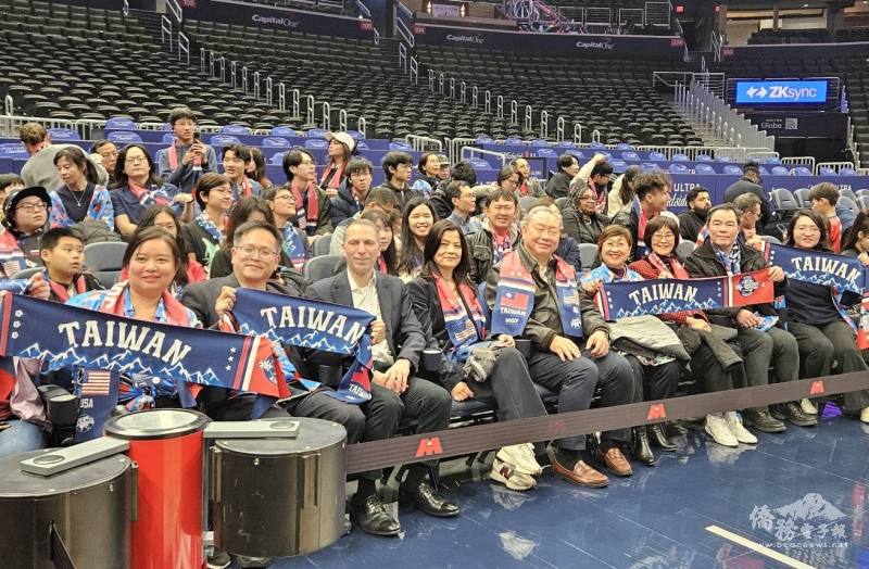 貴賓們體驗場邊練球與球員擊掌等球迷活動