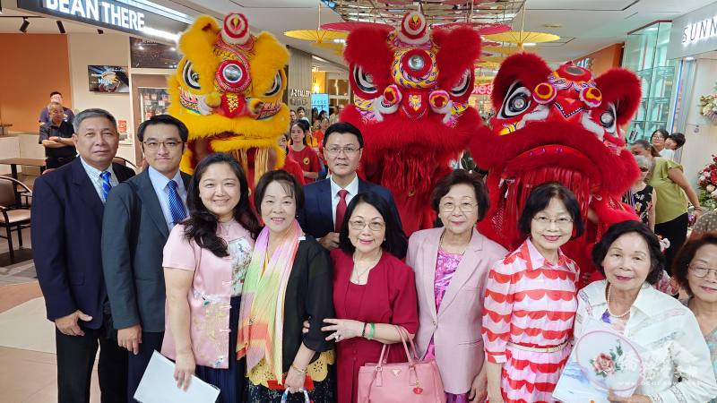 駐布里斯本辦事處處長范厚祿夫婦與僑領走訪商場拜年