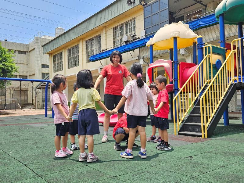 薛雅玲帶孩子們進行戶外遊戲