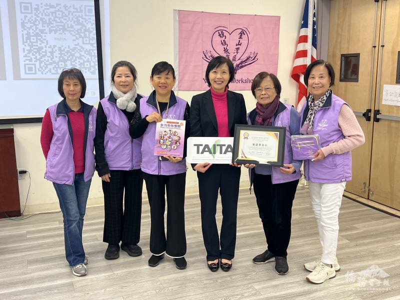 媽媽教室贈送感謝狀給主講人劉嘉寧(右三)