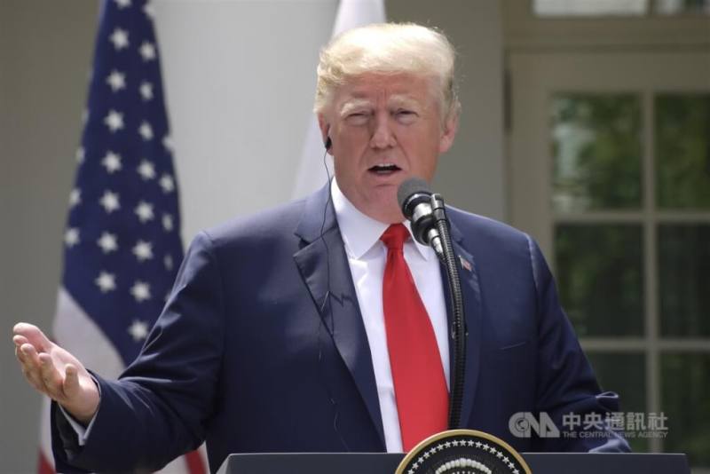 川普簽署公告，援引美國貿易法第122條對全球各國徵收10%進口關稅。（中央社檔案照片）