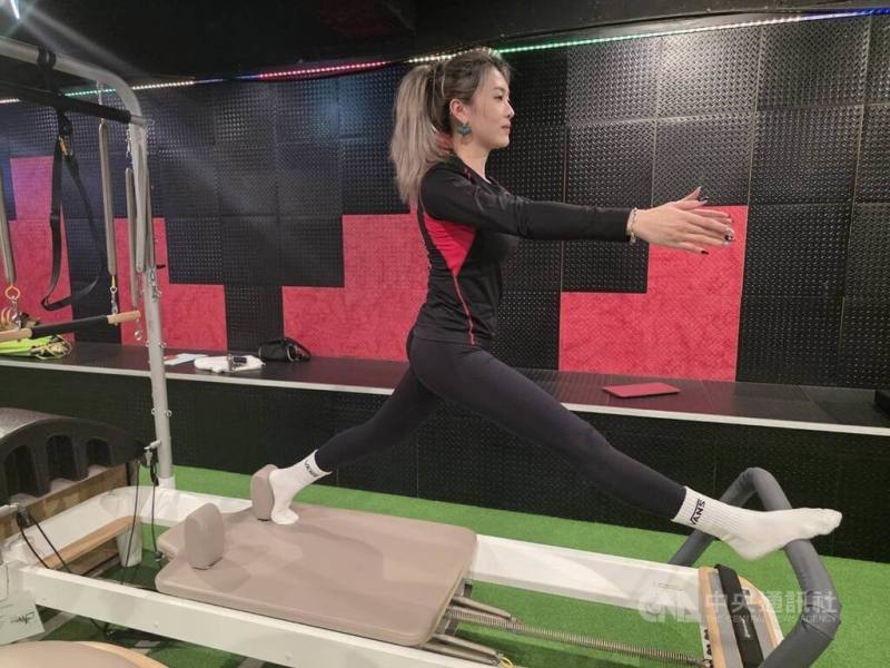 相較傳統墊上皮拉提斯，器械式皮拉提斯最大差異在於設備，以核心床的彈簧阻力與滑軌設計，可讓學員動作更具支撐與變化（Reformer）