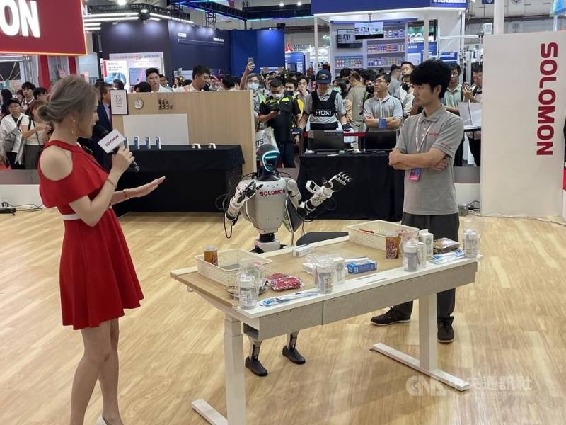 科技日益創新，透過人工智慧（AI）模型訓練推理，人形機器人動作越來越像人類，也將越來越聰明。圖為所羅門在2025年台北國際自動化工業大展，展示人形機器人模擬系統