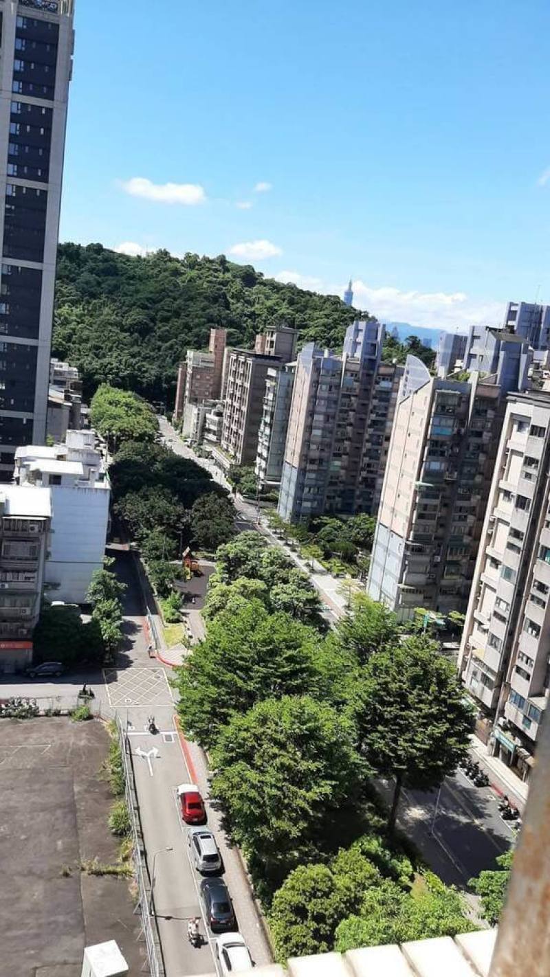 北市仲夏悶熱，內湖區副區長郭素蓉說，文德二號公園將施作生態植栽風廊道，成為社區小冰塊降溫、淨化空氣。（北市內湖區公所提供）