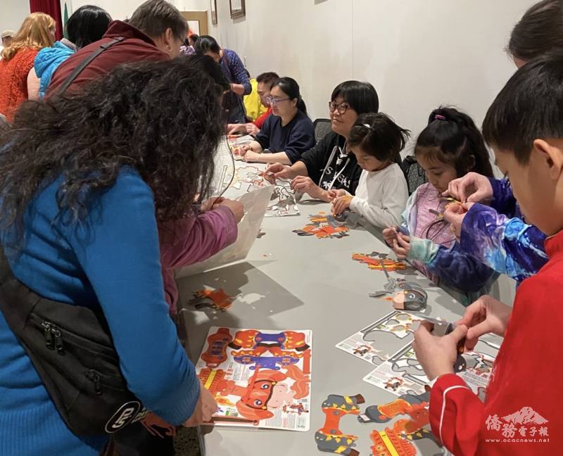 僑委會提供的小寶馬提燈深受喜愛