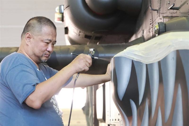 Taiwanese scale model artist Fan Cheng-pin paints an Army helicopter. Photo courtesy of Fu Hsin-ming