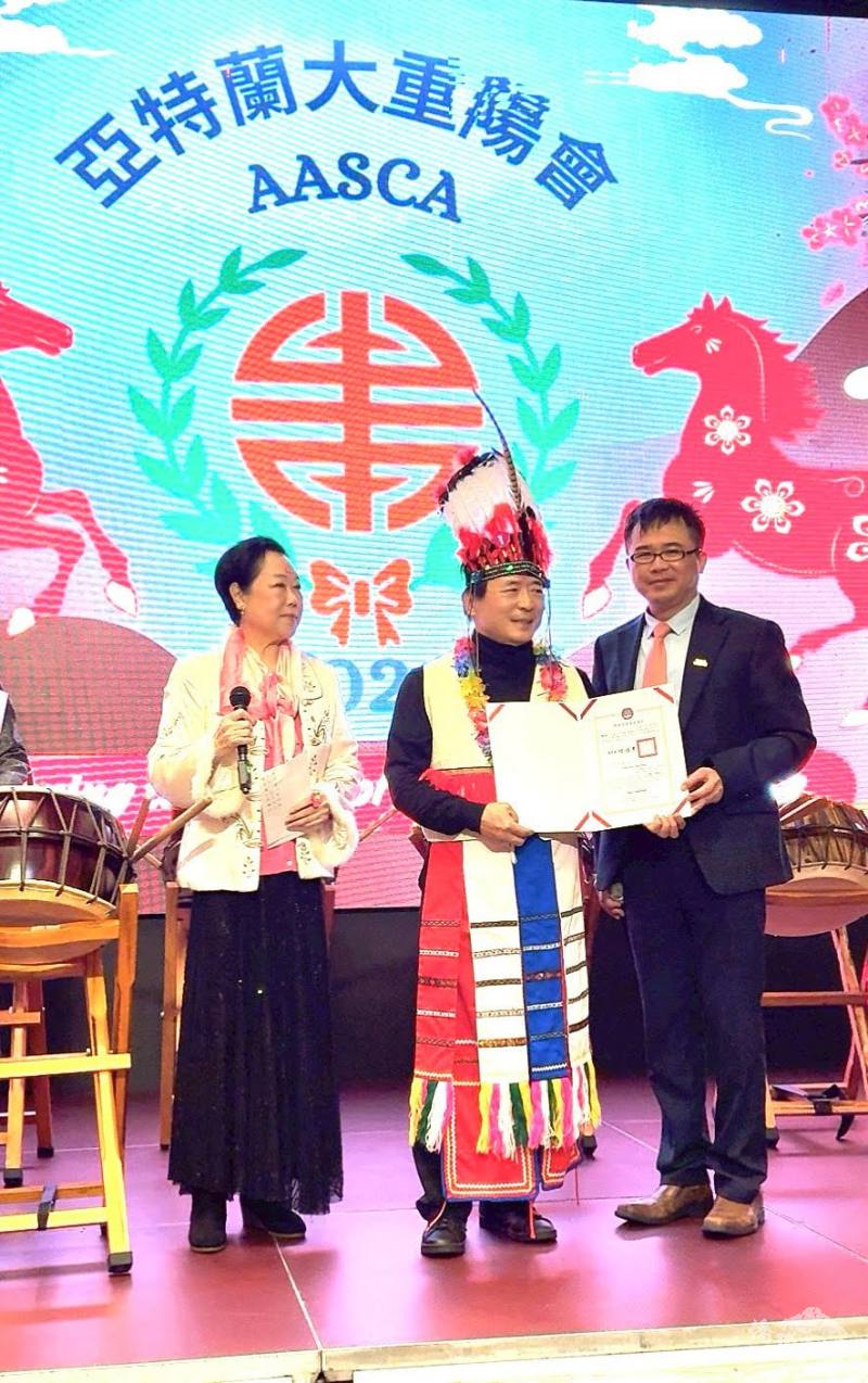 亞特蘭大文教中心主任閻樹榮頒發董事長鍾斌僑委會感謝狀