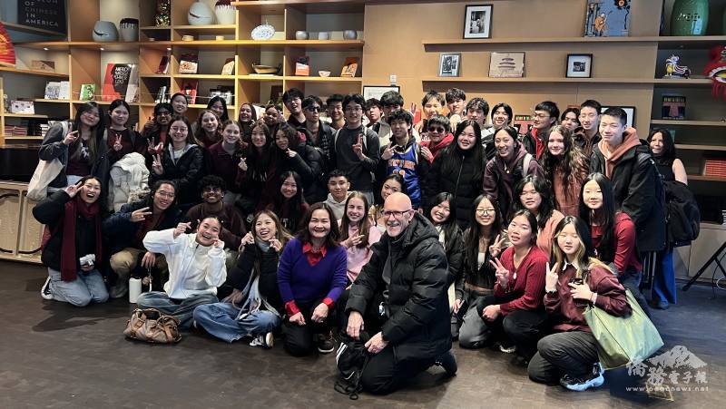 華強山地區高中外語部主任康瑞德(前排右一) ，盛讚歐瑪麗(前排左三) 周到的行程設計