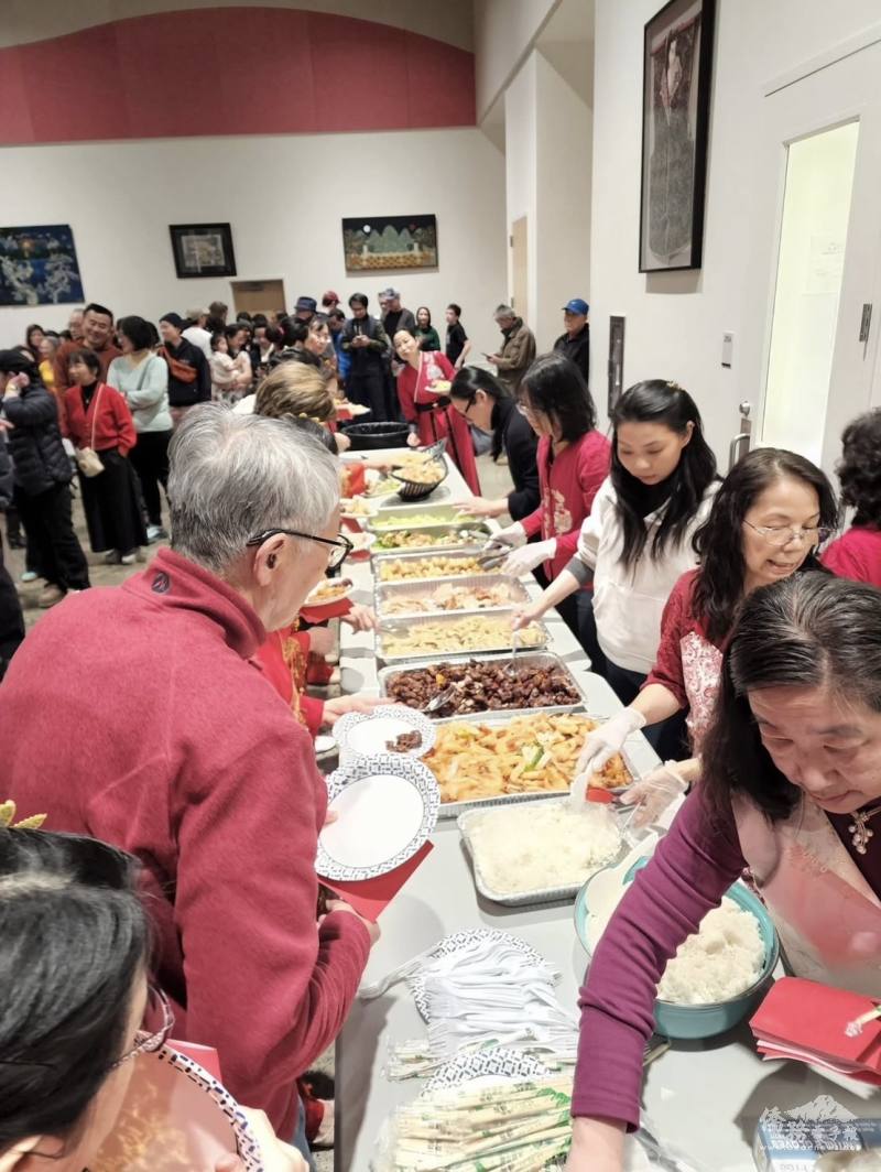 會眾大排長龍等待享受台味美食