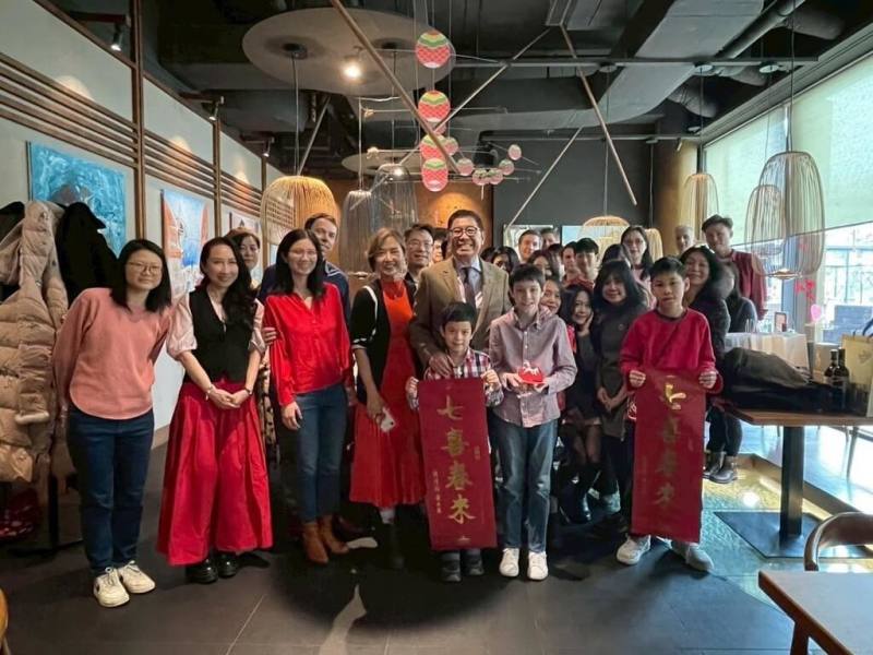 駐斯洛伐克代表處21日舉辦春節慶祝活動，邀請旅居斯洛伐克的僑胞、台商與打工度假學生齊聚一堂，共度團圓時刻。（駐斯洛伐克代表處提供）