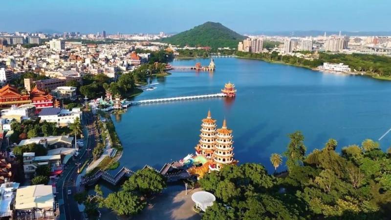 高雄市政府觀光局近5年累積挹注新台幣1億2750萬元預算，對蓮池潭進行改造優化，其中「蓮池潭風景區環境營造工程」已於民國114年完工啟用，打通環潭步道最後一處瓶頸斷點、完善環潭動線。（高雄市政府觀光局提供）