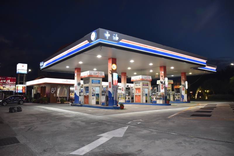 維持亞鄰最低價及調降貨物稅 汽、柴油各吸收3.4元及2.0元 明(16)日起汽、柴油價格皆不予調整