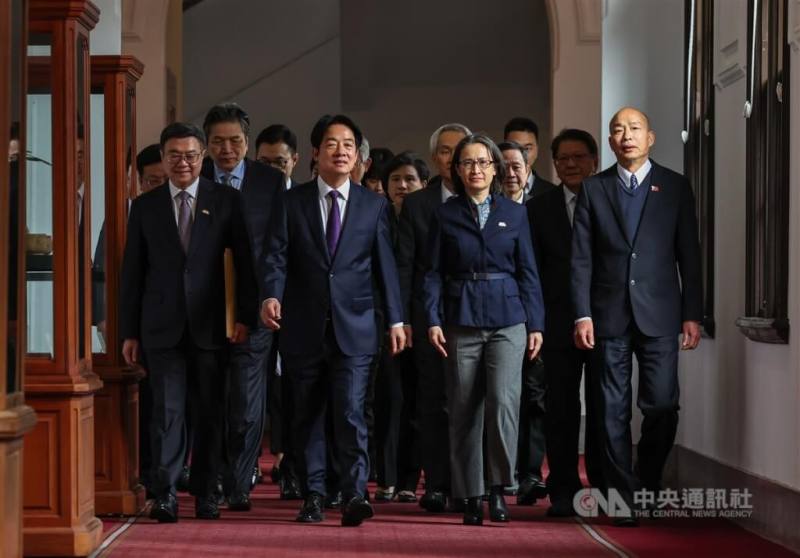 圖為去年2月10日總統賴清德（前左2）邀集五院院長在總統府會商國政，與副總統蕭美琴（前右2）、行政院長卓榮泰（前左1）、立法院長韓國瑜（前右1）等步入會場。（中央社檔案照片）