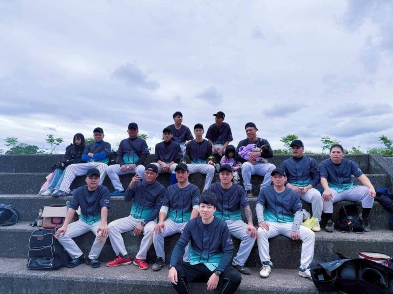 花蓮蒲心長照機構執行長張竣智（前中）為鼓勵員工多運動，出錢出力接手壘球隊，員工家屬、個案家屬都成球場夥伴，征戰縣內賽事屢創佳績。（張竣智提供）