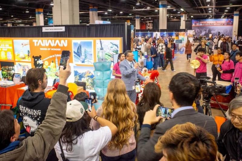 2026芝加哥國際旅遊與冒險展台灣館活動吸引出席人潮目光。（駐芝加哥辦事處提供）