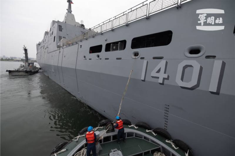 海軍左營港務隊擔任艦艇進出港關鍵，圖為拖駁艇在領港引導下，於港區內配合推頂或拉帶。（軍聞社提供）