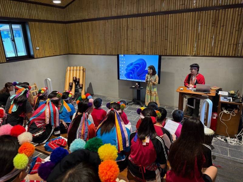 嘉義縣民和國中課程著重「原住民族科學」，從鄒族「山羌笛」技藝中，帶領學生了解狩獵文化，並從中思辨傳統文化。（民和國中提供）