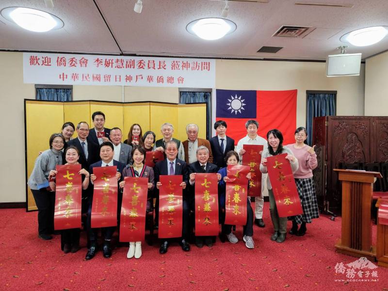 李姸慧(前排左三)帶來總統一元福袋及春聯