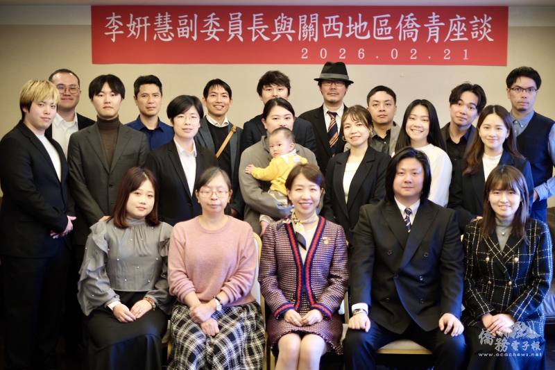 李姸慧(前排右三)與關西地區青年朋友合影