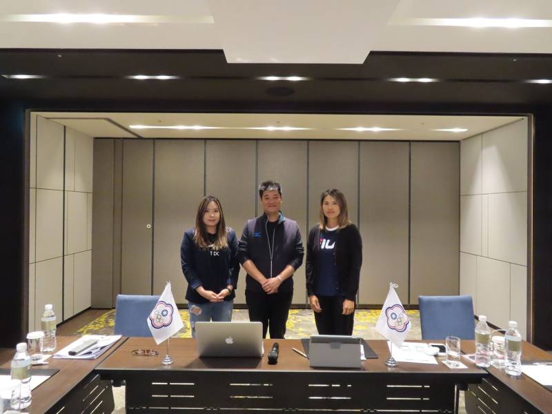 中華民國拔河運動協會卓耀鵬秘書長（中）率同仁以線上形式出席110年世界拔河總會年會。