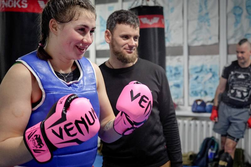 17歲的克里斯蒂娜（左一）是班內少有的女生，教練尤科夫（左二）在旁耐心指導。