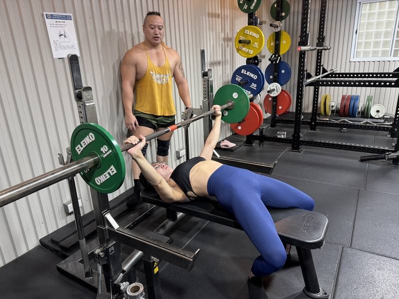 花蓮健力選手方慧玲（前）由先生林曉君（後）獨立培訓，秉持訓練視同比賽的原則，十分紮實。