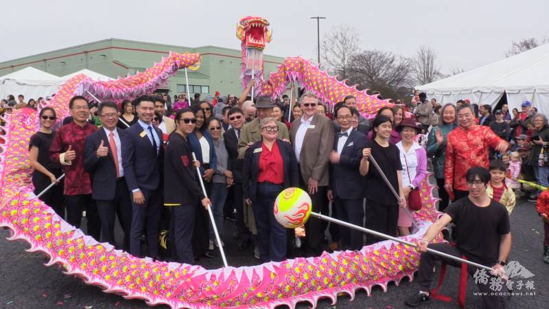 嘉賓們與舞龍合影