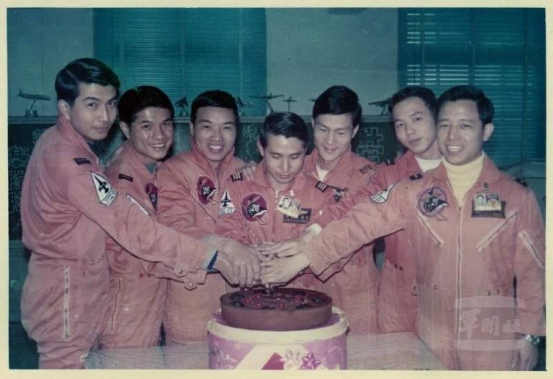 連穎捷父親汪顯群（中）和官兵一起慶生。（連穎捷提供）