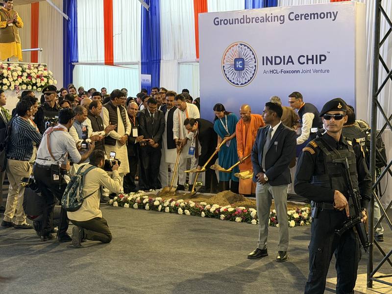 富士康與印度HCL集團合資在大諾伊達（Greater Noida）蓋封測廠，北方邦（Uttar Pradesh）首席部長阿蒂提亞納特（Yogi Adityanath）（橘衣者）等貴賓出席動土典禮。