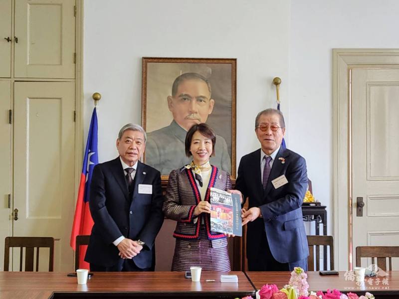 僑務委員會副委員長李姸慧(中)與神戶華僑總會會長高四代(右)、副會長江丕正(左)合影