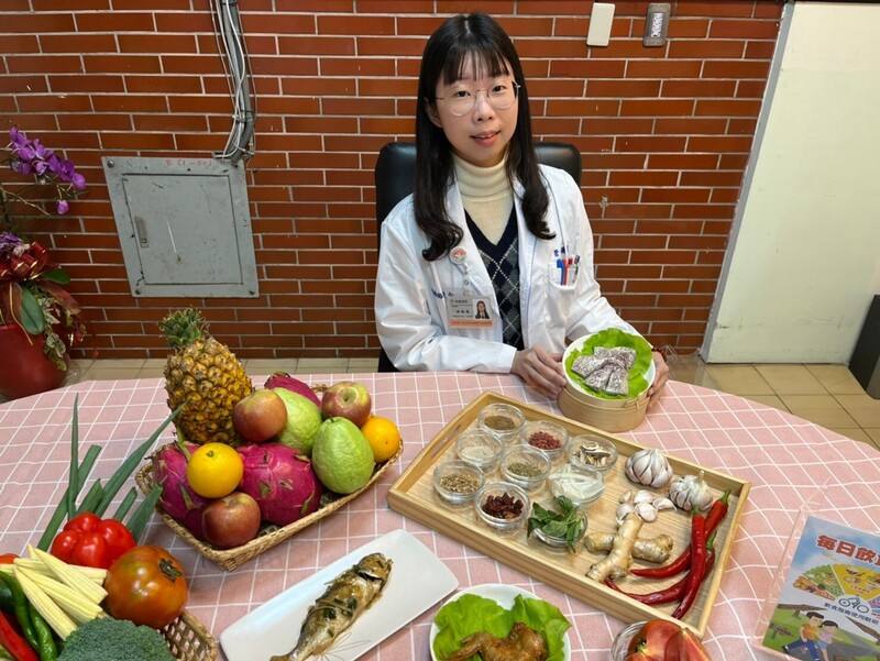 春節過後體重增加，不少人會上網搜尋快速瘦身方法，但若採取極端減肥，恐對身體造成危害。衛生福利部基隆醫院營養師林鈺庭（圖）提出定時定量進食、補足膳食纖維等4項祕訣，從腸道開始讓身體回歸正常。