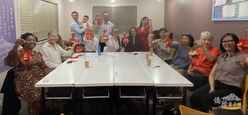 全體提著自己製作的燈籠也為新的一年許下新願望