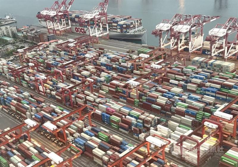 圖為高雄港區碼頭貨櫃堆放情形。（中央社檔案照片）
