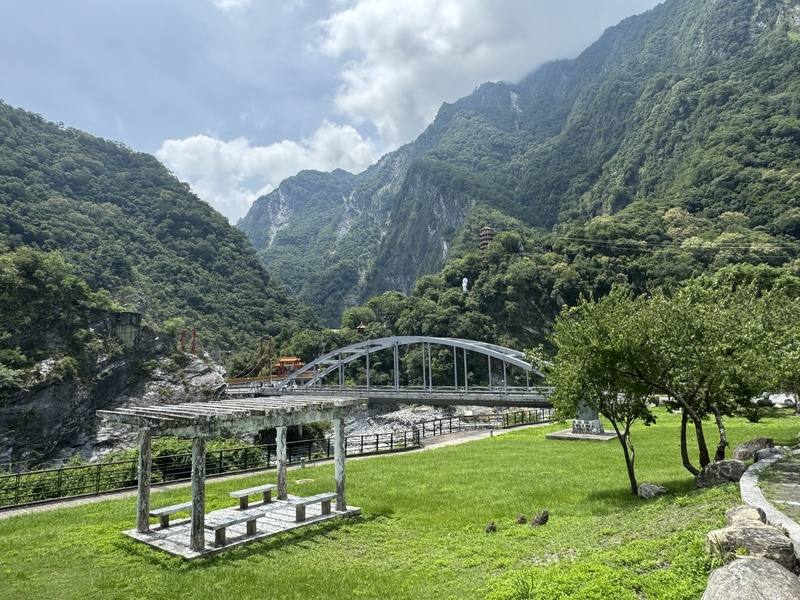 太魯閣國家公園歷經0403強震重創，其中天祥遊憩區受損相對不嚴重，旅宿業恢復營業，鄰近步道正常開放，旅遊業者建議安排半日遊行程。