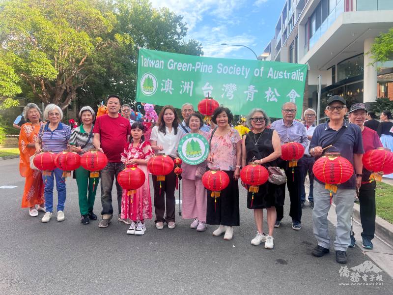 會員鄉親手持僑委會精美燈籠，參與主流社區遊行推廣臺灣文化