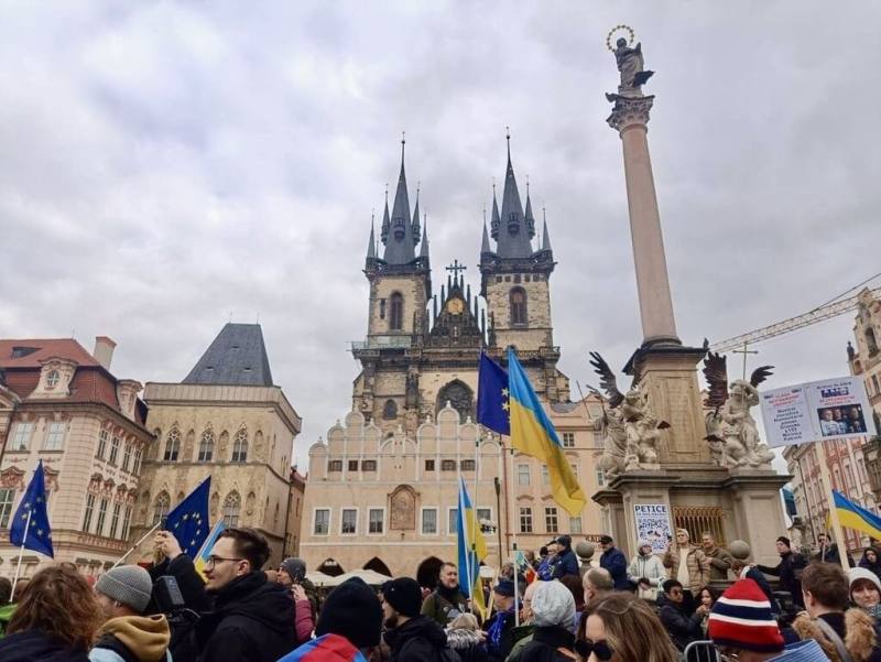 俄羅斯入侵烏克蘭將滿4年，警方估計約有800人21日來到布拉格舊城廣場，參加「共同為烏克蘭！」集會。現場參與者手持烏克蘭、捷克國旗與歐盟旗幟。（民眾提供）