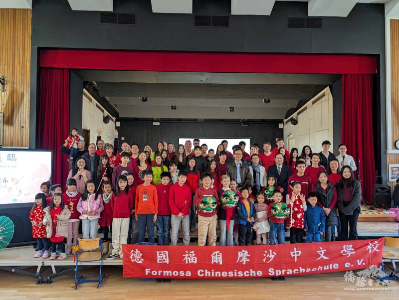 長官、僑校與TCML全體師生歡聚一堂，共同留下新春最美好的合影紀念